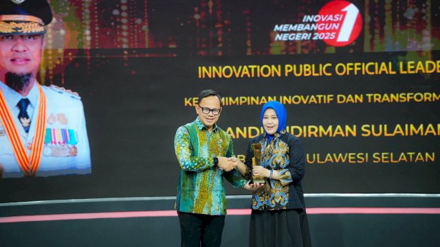 Penghargaan tersebut diserahkan oleh Wakil Menteri Dalam Negeri RI, Bima Arya, kepada Wakil Gubernur Sulsel, Fatmawati Rusdi, yang hadir mewakili Andi Sudirman Sulaiman karena tengah menunaikan ibadah umrah.