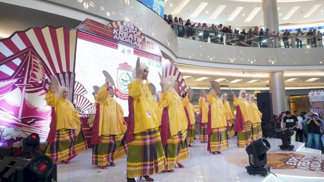 Ketua Dewan Kerajinan Nasional Daerah (Dekranasda) Kota Makassar, Melinda Aksa, menghadiri pembukaan Expo Kreatif Andalan yang digelar di Atrium Trans Studio Mall (TSM) Makassar, Sabtu (22/11/2025).