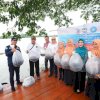 Ketua DWP Sulsel Tebar 50 Ribu Benih Ikan di Danau Mawang
