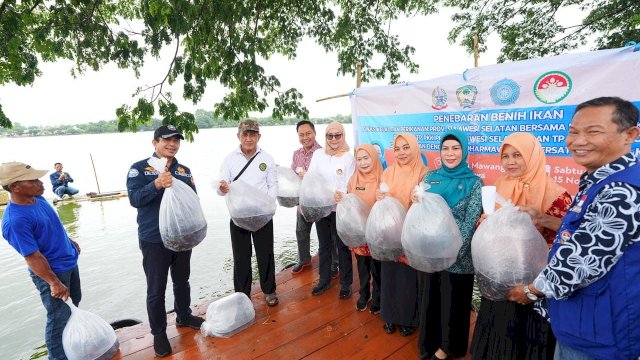 Ketua DWP Sulsel Tebar 50 Ribu Benih Ikan di Danau Mawang