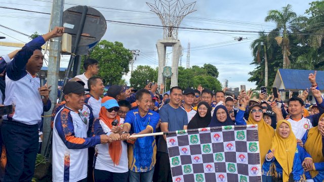 Bupati dan Wabup Sidrap Membaur Bersama Ribuan Peserta Jalan Santai HUT PGRI dan Korpri