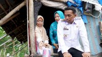 Bupati Sidrap Sambangi Warga Tinggal di Rumah Bekas Kandang Ayam, Janjikan Bedah Rumah dan Akses Pendidikan