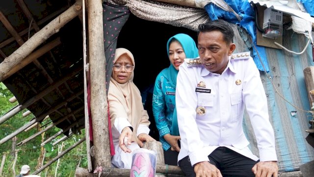 Bupati Sidrap Sambangi Warga Tinggal di Rumah Bekas Kandang Ayam, Janjikan Bedah Rumah dan Akses Pendidikan