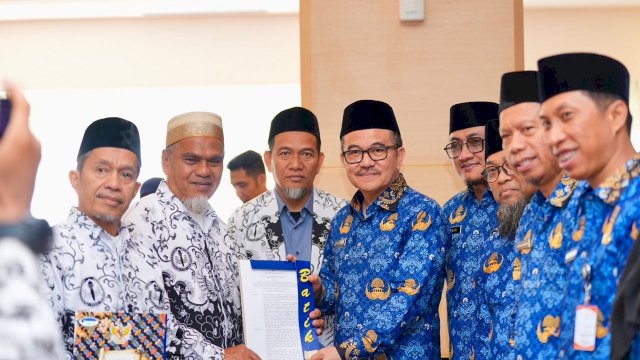 Sekda Provinsi Jufri Rahman Menyerahkan kembali SK Pengaktifan dua Guru Guru SMAN 1 Rasnal Dan ABdul Muis