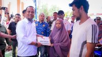 Gubernur Sulsel Serahkan Bantuan Rp325 Juta untuk Korban Puting Beliung di Pinrang