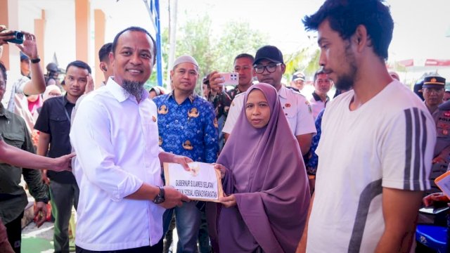 Gubernur Sulsel Serahkan Bantuan Rp325 Juta untuk Korban Puting Beliung di Pinrang