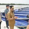 Gubernur Sulsel Serahkan Dua Unit Kapal 15 GT untuk Nelayan di PPI Lonrae Bone
