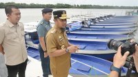 Tingkatkan Produktivitas Perikanan, Gubernur Sulsel Serahkan 20 Unit Kapal 5 GT kepada Nelayan