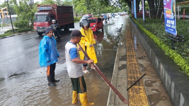 Hujan Deras Guyur Makassar, Dinas PU Kerahkan 40 Satgas Tangani Titik Rawan Genangan