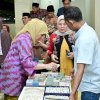 Wawali Tunjukkan Teladan Demokrasi dengan Mencoblos di TPS 01 Mangkura