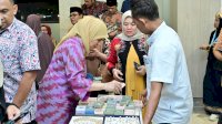 Wawali Tunjukkan Teladan Demokrasi dengan Mencoblos di TPS 01 Mangkura