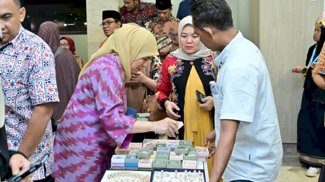 Wawali Tunjukkan Teladan Demokrasi dengan Mencoblos di TPS 01 Mangkura