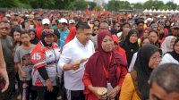 Jalan Santai Sambil Pungut Sampah, Cara Munafri Edukasi Masyarakat Jaga Kebersihan Kota