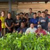 Usai di Campalagian, Andri Singkarru Salurkan Ratusan Bibit Kakao untuk Petani Mapilli