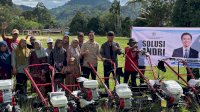 Andri PP Singkarru Serahkan Puluhan Hand Traktor untuk Kelompok Tani di Kabupaten Mamasa