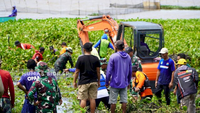 Aksi Bersih Eceng Gondok Warnai Peringatan Hari Juang TNI AD di Sidrap