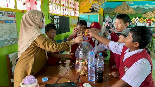 Dari Sekolah untuk Kota: Gerakan 10.000 Liter Eco Enzym Warnai Hari Guru Nasional di Makassar