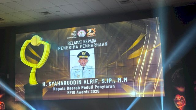 Bupati Syaharuddin Alrif Raih Penghargaan &ldquo;Bupati Peduli Penyiaran&rdquo; KPID Award 2025