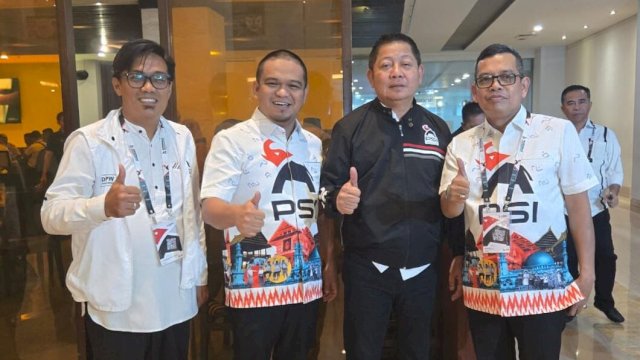Pengurus DPD PSI Kabupaten Wajo Foto Bersama Dengan Rusdi MAsse Mappasessu 