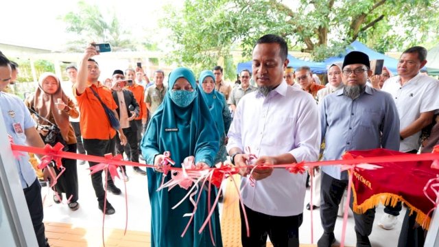 Bersama Gubernur Ketua TP PKK Sulsel Resmikan Aula Sipakatau