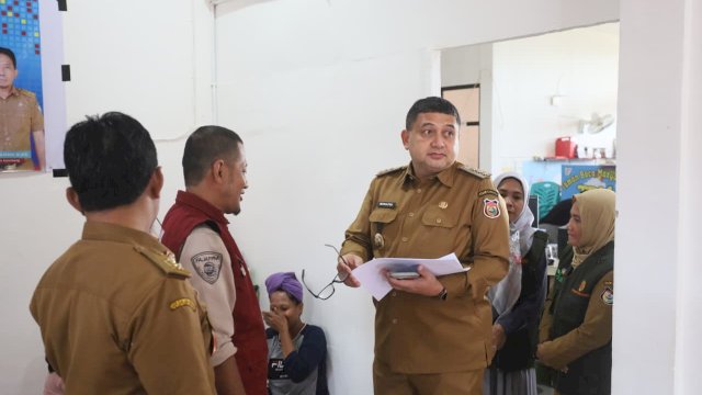 Wali Kota Makassar Tinjau Titik Pengungsian Banjir
