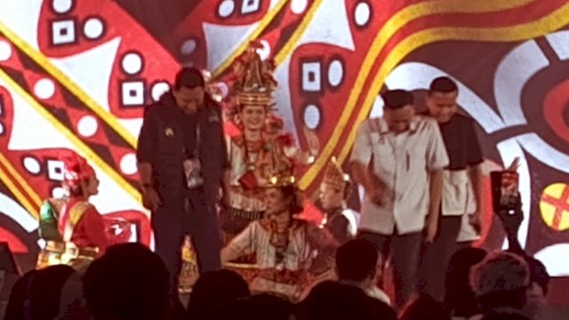 Kader PSI Sawer Penari Pada Pembukaan Pelantikan dan Konsolidasi PSI Sulsel&ndash;Sulbar