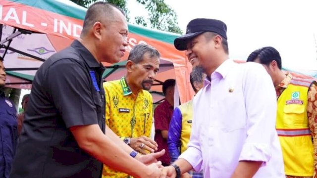 Ketua Fraksi Nasdem Bersalaman Dengan Gubernur Sulsel Andi Sudirman Sulaiman