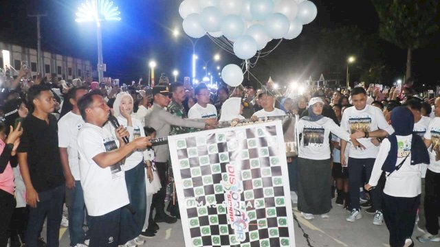 Ribuan warga memadati Jalan Harapan Baru, tepat di depan kawasan Kantor Satuan Kerja Perangkat Daerah (SKPD) Kabupaten Sidenreng Rappang, Sabtu malam (14/2/2026).