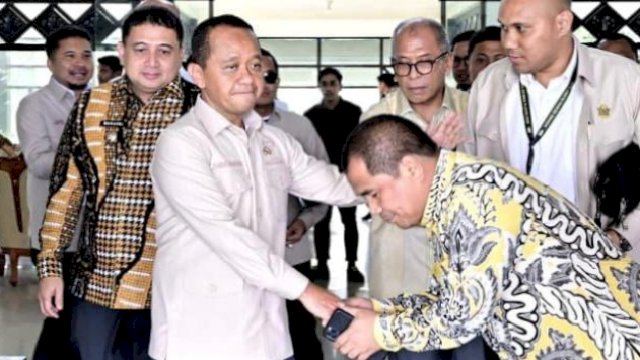 Ketua Umum Partai Golkar, Bahlil Lahadalia Di dampingi Ketua Golkar Kota Makassar Munafri Arifuddin dan PLT Sekretaris DPD I Golkar Sulsel Rahman Pina Membungkukkan Badan Saat Bersalaman dengan Bahlil 