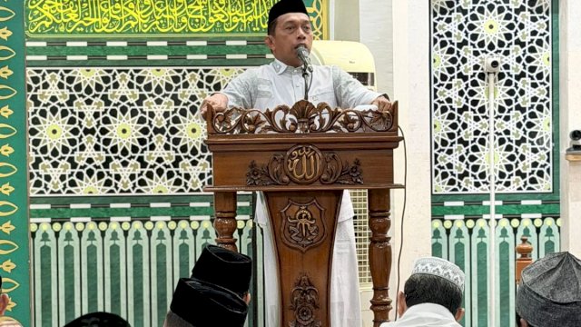 Syaharuddin Alrif Tarawih Perdana di Masjid Agung Sidrap