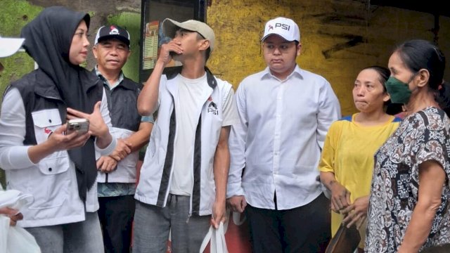 Pengurus DPW PSI Sulsel Membagi Sembako kepada beberapa warga di Kota Makassar