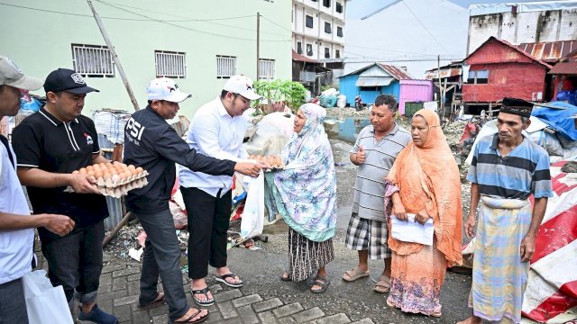 Ketua DPW PSI Sulsel Myanmar F Gandi, terluang Langsung memberikan Bantuan Sembako Kepada warga Kurang Mampu di Kota Makassar