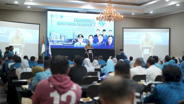 Hadiri Pelantikan IKA Unismuh, Munafri Tekankan Kolaborasi Atasi Tantangan Pendidikan Kota