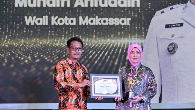Pemkot Makassar Terima Penghargaan  Malam Anugerah  HPN