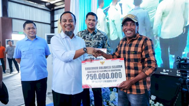 Gubernur Sulsel Menyerahkan Bantuan Kapal kepada Kelompok Nelayan