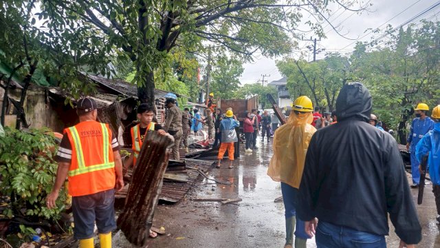 Cegah Banjir: Pemkot Makassar Tata Kota, Bersihkan Lapak Liar dan Kontainer Besi Tua di PanaikangMakassar