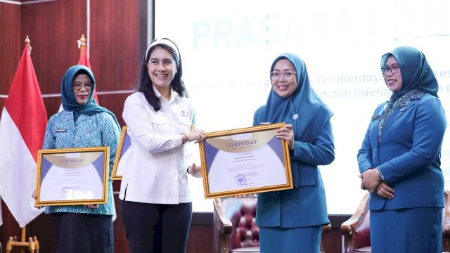 Menteri Wihaji Apresiasi TP PKK Makassar dan Serahkan Penghargaan