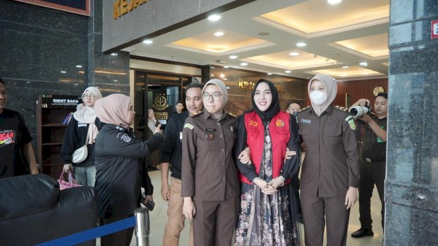 Terpidana Kosmetik Berbahaya M<ira Hayati Berrampo Merah Pink di Gelandang ke Lapasa Untuk menjalani proses Hukumannya 