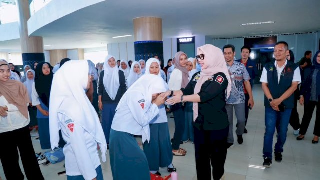 Bupati Barru Andi Ina KArtika Sari menyapa Peserta Try Out Barru Cerdas