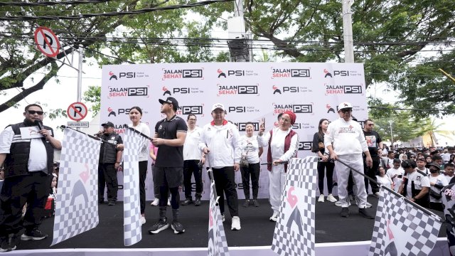 Ketua Umum PSI Kaesang Pangarep di dampingi Ketua DPW PSI Sulsel Muammar Gandi dan Rusdi Masse Melepas Peserta JalanS erat