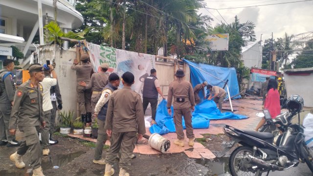 Satuan Polisi Pamong Praja Kota Makassar Melakukan Penertiban PKL di Jalan Maipa dan Datu Museng