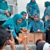 Peduli Warga, PKK Sidrap Gratiskan Paket Sembako di Sport Center Rappang