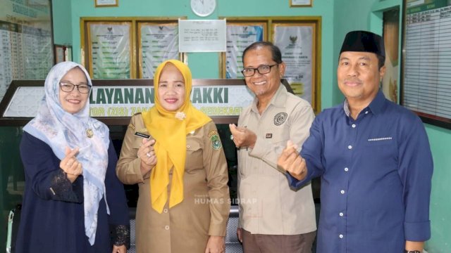 Wakil Bupati Sidrap Bersama Keluarga Tunaikan Zakat Fitrah di Baznas
