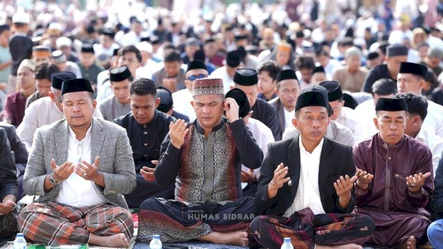 Pimpinan Forkopimda Kabupaten Sidrap Menggelar Shalat IED di lapangan Stadion Ganggawa