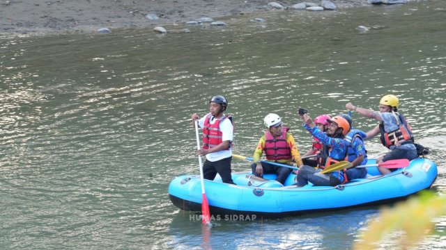 Bupati Sidrap Bersama Ratusan Rafter Tanah Air Jajal Arung Jeram Sungai Bila