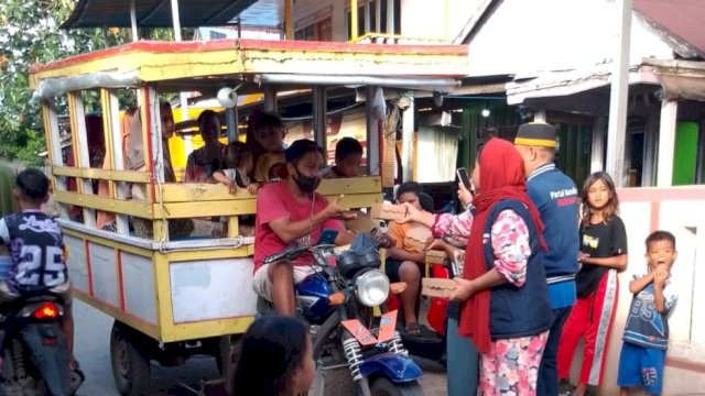 Kader Partai nasdem Membagikan Takjil kepada Sejumlah warga 
