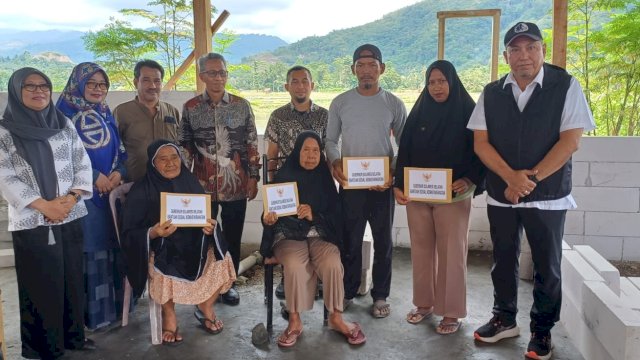 Gubernur Sulsel Salurkan Bantuan untuk Korban Kebakaran di Bua Luwu