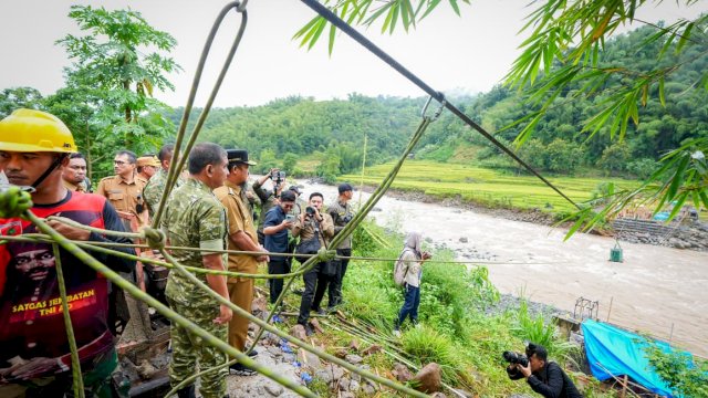 Gubernur Sulsel Hadiri Peresmian Program Jembatan Gantung TNI oleh Presiden Prabowo