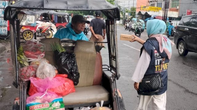 NasDem Makassar Bagikan Takjil di Bontoala dan Panakkukang