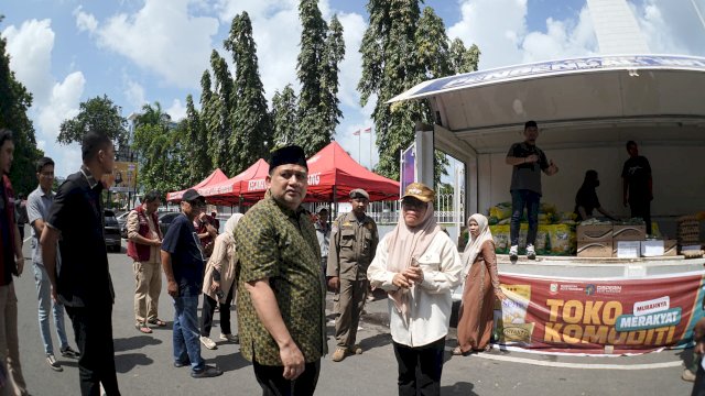 Wali Kota Makassar Tinjau Pasar Murah di Monumen Mandala